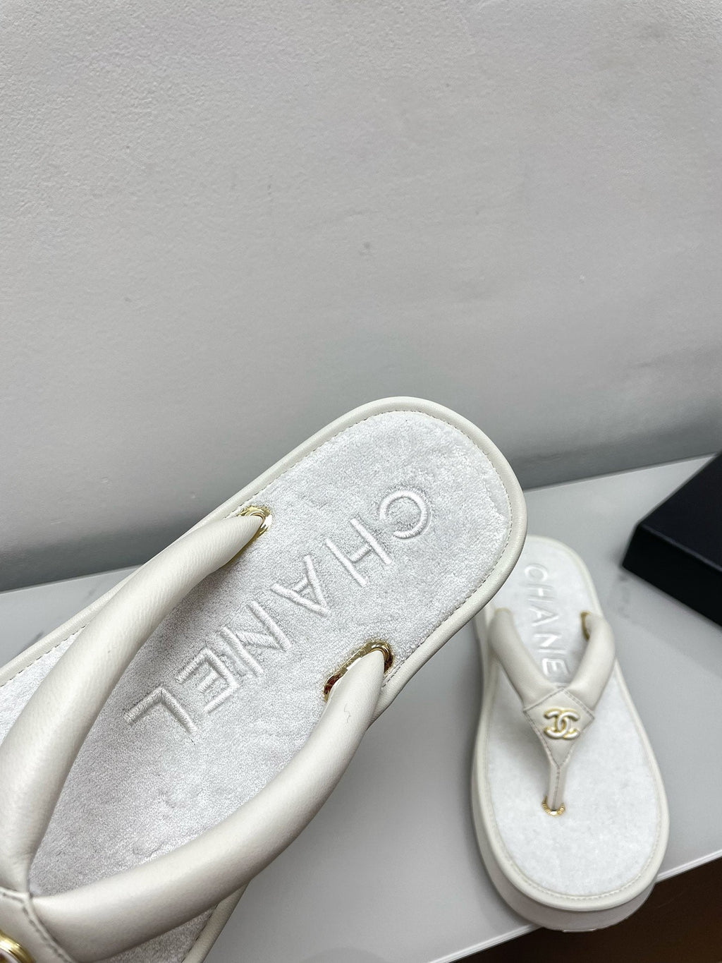 CHANEL THONG SLIPPERS IN WHITE LAMBSKIN