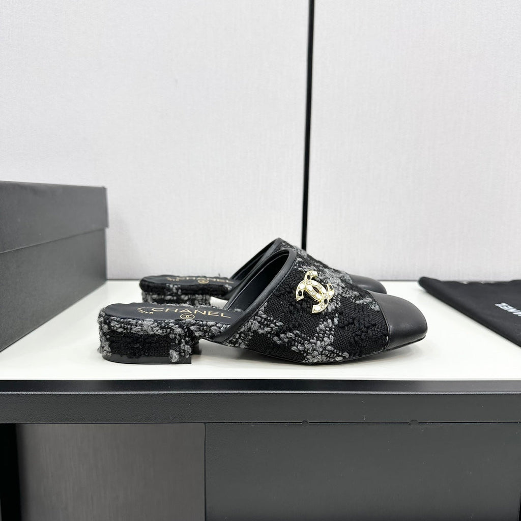 CHANEL FLAT MULE IN BLACK WOOL TWEED AND CALFSKIN GOLD HARDWARE